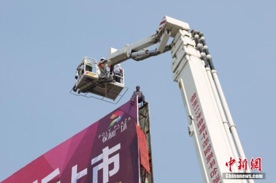 10��10�գ�һ������Ϳ�ڵ��������Ϲ�����������̫·һ��Լ20�׸ߵĻ������ƣ���������Χ�ۡ����������ٱ�������������ӽ����빵ͨ��4Сʱ������ӱ��ɹ����¡��ݾ������飬�������о���ʷ����2013�����й�һ��������Ϊ�� ������ ��