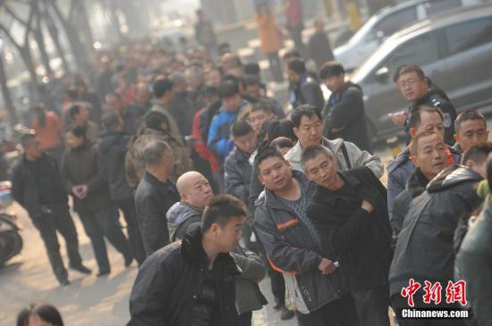 ����ͼ��11��19�գ�ɽ��̫ԭ�Ͷ����г����š�4050�������λ��Ƹ��ǧ����������40����50����¸�ְ�����ų�����ְ������εΪ׳�ۡ���4050�������������ٽ�����Ⱥ���ҵ��һ����Ҫ��ʩ��ּ��Ϊ������ʷʱ���γɵ�Ů��40�����ϡ�����50�����ϵ��¸�Э��ʧҵ�Ⱦ�ҵ����Ⱥ��������ƾ�ҵ��λ�����г�������ữ���������ƣ��ٽ����ҵ�������緢 Τ�� ��