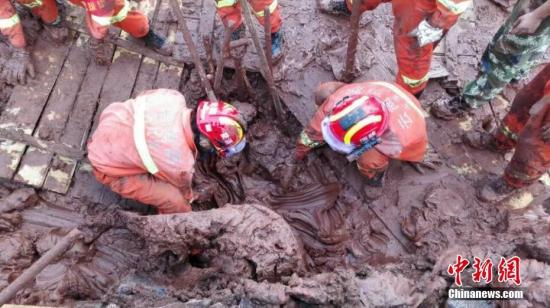 ����ͼ�����ߴ�����ʡ��Ϫ�й�������֧�ӻ�Ϥ��9��6�����磬��Ϫ�к���������編����ɽ��ʯ����ҵ�ֳ�����ɽ�廬�£�����һ������һ�����ˡ�ͨ���ƣ�9��6������16��52�֣���Ϫ����ָ�����Ľӵ������ƣ�������編����ɽ��ʯ������ɽ�廬�£����˱��񡣽Ӿ��󣬺�����Ӵ�Ӫ�������ж�����ǰ�����á����ֳ����⣬������������Ϊ5���������ң�1���ڻ���2����ʯ�������񡣾���30�������ҵľ�Ԯ���ڻ���ʻԱ���ҵ���������������ȷ����������ʯͷ���˵�1��������ʻԱ���ѱ�����ҽԺ���Ρ�Ŀǰ�������ֳ��������أ�������Ա�����ھ��С� ��Ϫ���� ��ͼ