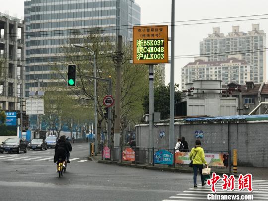 ����·����һ�··�Σ�������·�ڵ�LED������ʾ������������ ��