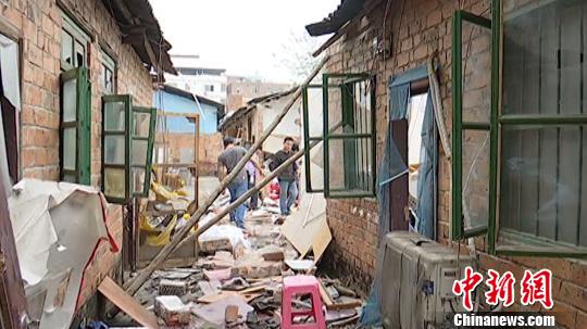 ��ը����������������̮����שͷ�Ͷϵ��ĺ���ɢ��һ�ء������� ��