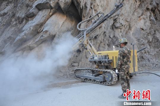 �侯��ͨ�ڶ�֧�ӹٱ�������̽���ۡ��侯��ͨ�ڶ�֧�ӹ�ͼ����