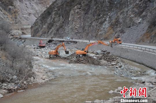 �侯��ͨ�ڶ�֧�ӹٱ��Ժ������иĵ����侯��ͨ�ڶ�֧�ӹ�ͼ����