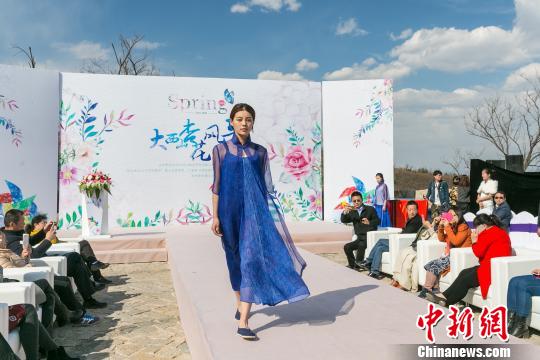 ������ӻ��糵��������ʽ�ϣ���������һ��ŨŨ�й����T̨�㡣�������� ��