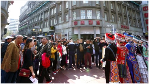 ������Ů���人����·���н����ο�Ͷ�����