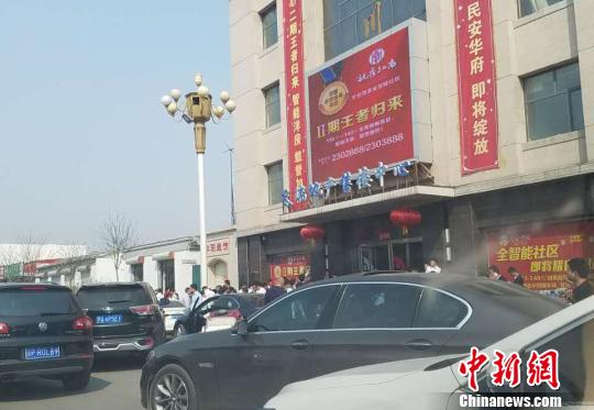 4��3�����磬�İ��سǱ���һ��¥���ۼ�������ع����ߣ���һ����ɸ�·��ӵ�¡��������� ��