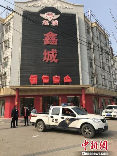 �������γ�С������¥�������������ѱ����Ϸ�����һ��������һ���ǹܳ�ͣ������¥���ſڡ���Ф���� ��