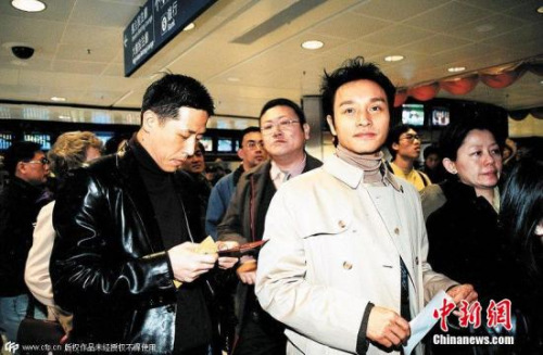 ͼΪ2001��1��27�գ��Ź��ٺ������ƺ׵³�˫��ԡ��Ź�����2000��ʱ���ʹ�ͨ���ж�������ͬ����ȡ����Ҳ���������˲�С������ѹ���� ͼƬ��Դ��CFP�Ӿ��й�