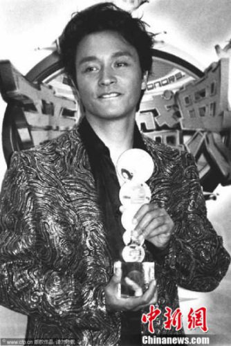 ͼΪ2000��6��16�գ��Ź��ٳ�ϯ�������̨�ٰ������ʢ�䲢��á�������ܳ����ˡ��ƺš���2000�굽2001�꣬�Ź��ٻ���˻�����̳�Ķ��������󽱡� ͼƬ��Դ��CFP�Ӿ��й�