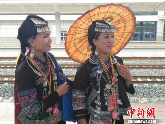 ͼΪ�׷���ʽ�ֳ�������Ա����ΰ������