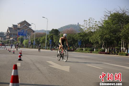 ͼΪ�˶�Ա�����ڹ�·�ϡ��������� ��