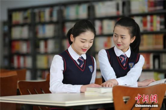 ����ͼ���Ĵ����Ϻ���ְҵѧԺ������׼�ս�ͻ�����룬�û�ױ�ķ�ʽ����Ů�Ե�һ����ë��ɽ ��