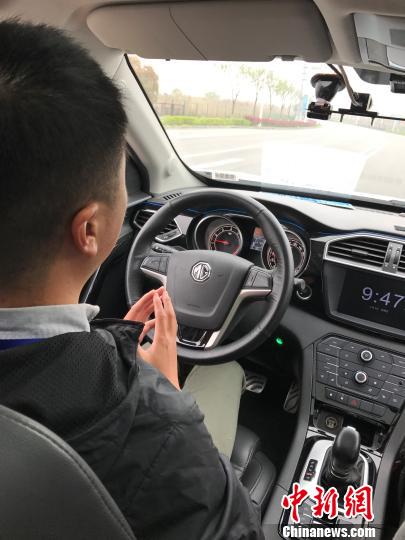 6�գ��������������з������˼�ʻ�����������п��Ų��ԣ��ֳ�������ʦʯ�����ڼ�ʻ���ϣ��������л����Զ���ʻ״̬��˫���뿪�����̡���֣ӨӨ ��