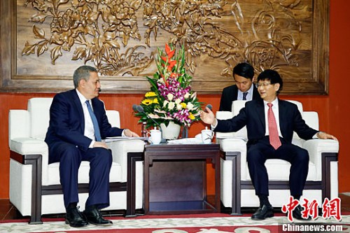 �й��������ξ�ίԱ����������ί����Ͻ���4��27���ڱ���ͬ���ȱ��˹̹����������Ī������������������ίԱ��˫����ϯ������������ ʢ���� ��