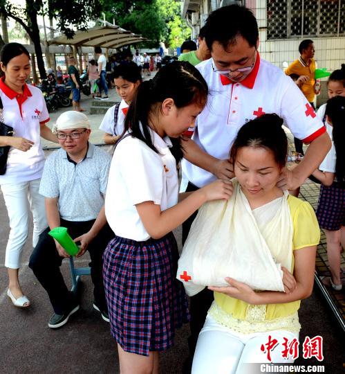 6��1�գ�����һ�����ʶ�ͯ�ڣ��ɸ����к�ʮ�ֻ������������ȫ������У԰��ڸ����н�������ʦ����ѧУ����Сѧ��չ�������ɸ�����