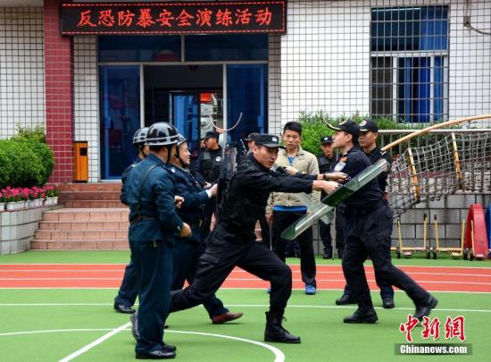 4��13�գ�Ϊ���뿪չ��22����ȫ����Сѧ��ȫ�����ա��͵�10��������ʡѧУ��ȫ�����ܡ������ЧԤ���׶�԰�����¼��ķ�������ʱ����Σ��ʦ�װ�ȫ�ĸ����¼�������ʡ������ֱ�����׶�԰���������ؾ���԰��չ���ַ�����������Ӷ������׶�԰��ȫ���������֯�͹���������ȫ����ʦ����ͻ���¼�ʱ��Ӧ��Ӧ���������Ž� ��