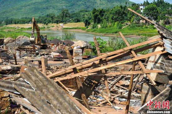 7��10�գ����������й����������������Ȳ������϶Ժƶ����ذ�һ���ķǷ�ѡ���������в�����ؽ�ˮ��ȾԪ��֮һ��������ѡ�󳧼����ڸú�������λ�á��ƶ����ذ�һ������������������С����ʽ��ѡ�󳧣�ԭ�ϱ�����ѷţ�����ʱ�׵��º�������Ⱦ����7��5�գ��ؽ�����ʨ��ˮ����ֽ϶����������󣬹����������ŷ��ֺ�����㶫���������ˮ������Ũ�ȳ��꣬�����ι㶫���Ӱ�졣ͼΪ����ֳ�������� ��