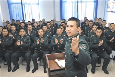 ͼΪ½��ĳ��սʿ���ڼ���ѧϰ������ �¿�˫��