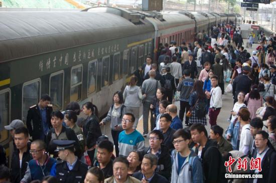 ����ͼ��4��28�գ�Ϊ��4���2017����һ������·�ÿ�������ʽ������ ���� ��