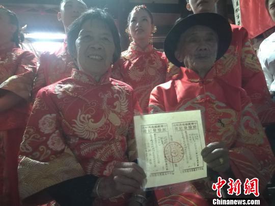 5��1�գ��ͼҾ۾ӵؽ���ʡ����оٰ��׽�ͼҼ���������Ը����������ȵصİٶ������ڴ������½μ�������衢����ɸ���������ͷ�ȿͼһ���ϰ�ס�ͼΪ91�����������81�������Ӣ����ϲ��һ��д���������ֵġ�����ʱ�ڵĽ��֤��������·�� ��