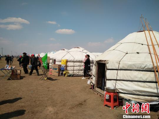 ͼΪ���Ǵ�Ľ�᳡���ٵ�һ��Ƭ�ɹŰ������Բ͹�Ϊ���������� ��