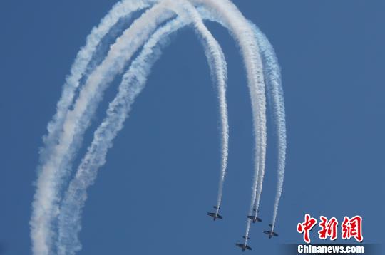 ͼΪ2017֣�ݺ�չ�ľ���˲�䡣�������� ��