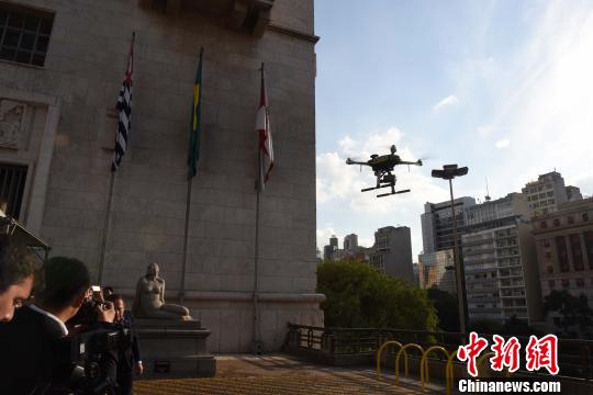 �й������˻���ʥ������������¥ǰ�ֳ��Էɡ���Ī���� ��