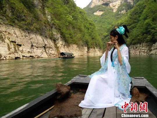 ɽˮ���ˣ�������á�����Ӣ ��