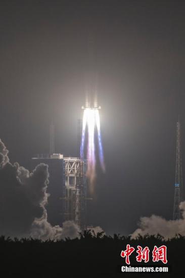 ����ͼ���й��������Ƶ����һ��˷ɴ�������һ�š���4��20������19ʱ41���ں����Ĳ����췢�䳡�ɹ��������ա����Ʒ� ��