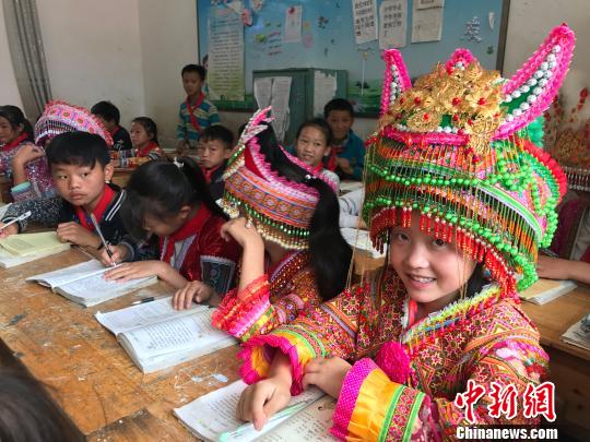 �½ִ���ȫСѧ�ų����ϵ�ѧ��Ϊ���������˿ڣ�ͼΪ��Уѧ������������ڿ����С����ӽ�ɺ ��