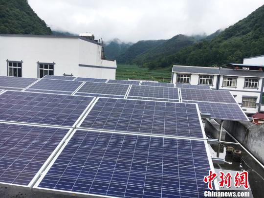 ͼΪ��װ��ѧУ�ݶ��ϵĹ�����վ�����ӽ�ɺ ��