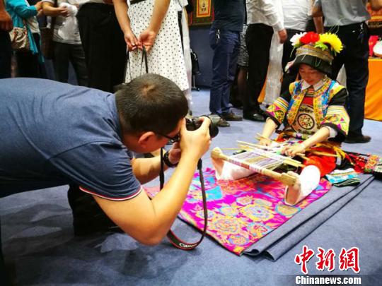 6��10�գ��㼯�и��ླ����ǧ���˿·��200������š���Ʒ�ڶػͼ���չ�ݣ�������14�����ݵ���Ҫ�Ļ����䡰�������ޡ��������� ��