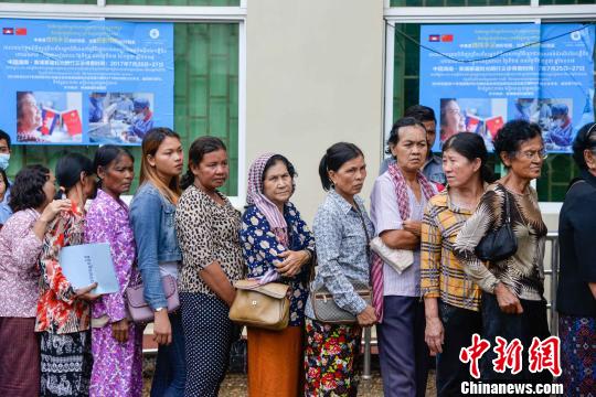 ͼΪ����կ�ۼ������Ŷӵȴ�ɸ�顣������� ��