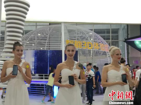 2017������������̬�����ᡱ(���¼�ơ����������ᡱ)�ڹ��ݹ㽻��չ�ݾ��У�ͼΪ��Ůģ��չʾ��Ʒ�����ƹ� ��