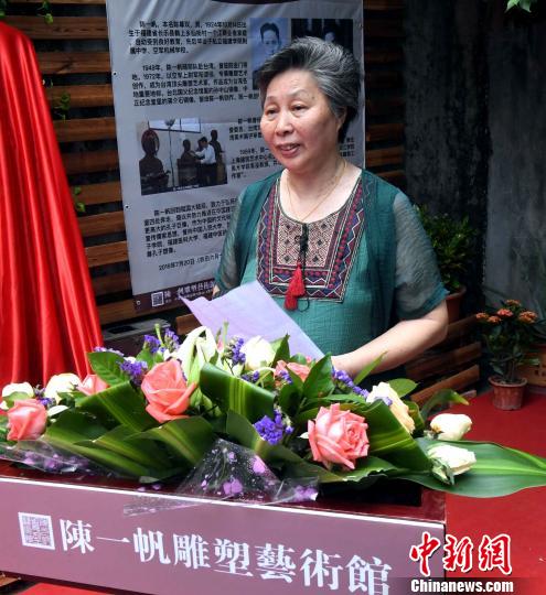 ��һ����Ů�����ĳ�ϯ��һ�����������ݿ�����ʽ���´ǡ����������ɸ� ��