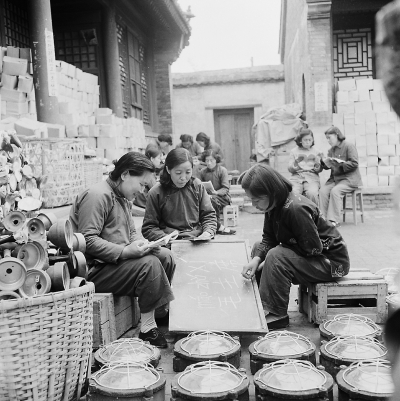 1960�꣬���羳������ƾ߳���Ů����������Ϣʱ��ѧϰ����ƴ�������ĸ�/�� 