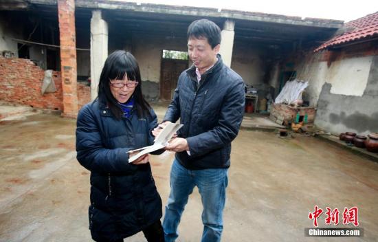 2015��2��22�գ�������ġ�����������ʯ����������㻪�ҵ�Ժ���ﲻʱ���߽�һλλ���ſ������ĸ��ض��ߡ����Թ��ݵĸ����ϰ�������������һλ�������ڼ�����ȫ���˴ӹ�������һǧ�๫��ص�ʯ�׺���ר�̸�����ż����档�����緢 �ɹ� �� ͼƬ��Դ��CNSPHOTO