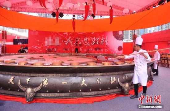 10��20�գ���������ʳ�Ļ��ڿ�Ļ��������������ǰ��һ���̻�����³� ��