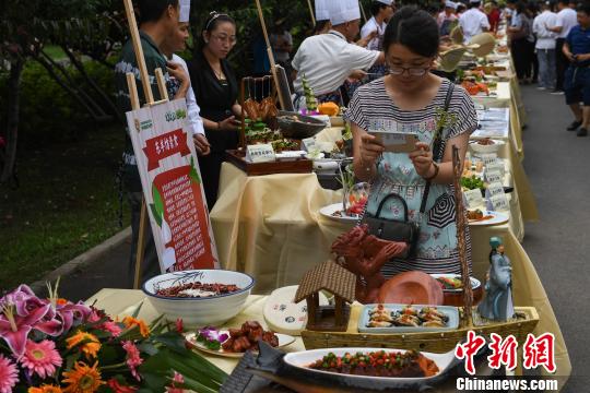 21�գ��������Ķ� �������顱������������Ļ����ھ���Ļ���ڰ��׳��������ϣ�30����ɫ�����ʳ���ݾ�������������� ��