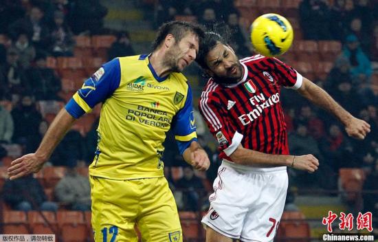 11��27�գ���2011-2012�������������׼�������13�ֵı����У�AC������������4��0սʤ���ֶӡ�ͼΪAC��������ԱҮ��˹���ң������ֶ���Ա������������