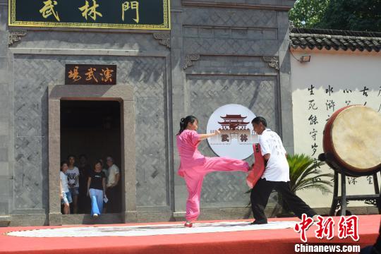 ͼΪ�����ֳ�����������Ӣ�ۡ���Ρ ��