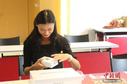 ����ͼ���Ĵ����Ϻ���ְҵѧԺ���Ĵ����Ϻ���ר��ѧԺ17����һ���������Լ4��Ԫ����ҵĽ�ѧ�����л���5��ѧ������׷��һ̨ƻ��Air���Ժ�һ��ƻ��iphone6S�ֻ���