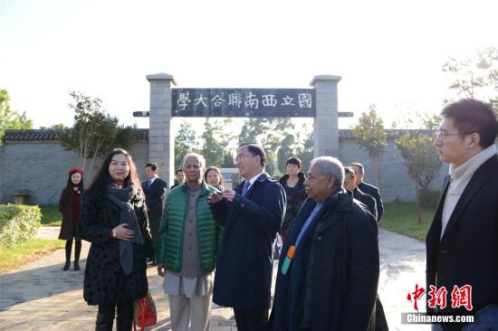 10��11�գ��С����˵����мҡ�֮�Ƶ�ŵ������ƽ���������ϼ���������ѧ���º�Ĭ�¡���Ŭ˹������ʦ����ѧ�ιۡ����գ�����������ʦ����ѧ��������̳������������һ��û��ƶ�����ҵ��������硷�� ��������� ���� ��