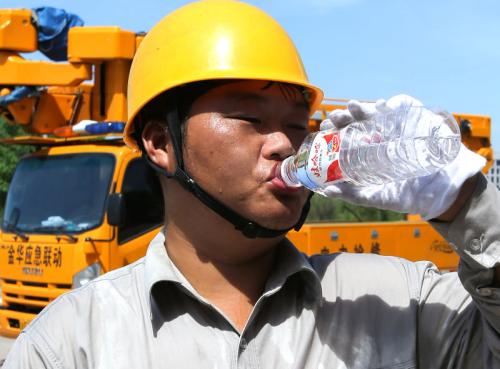 ͼΪ���ͱ��(�����)�������޹�˾���޹�����Ա�ڽ�����ʮ������������������ߣ����Ͼ����������ġ� (��Ӱ ��ƽ)