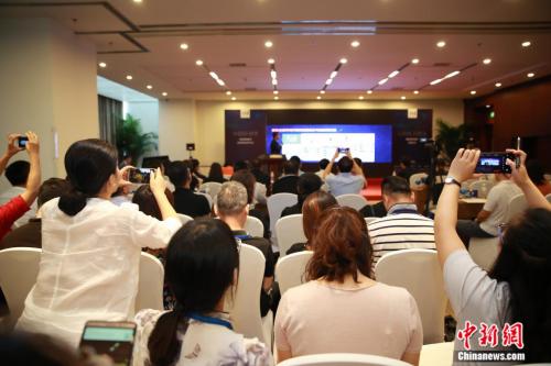 8��23�գ��ԡ�������•����Զ��Ϊ����Ĺ�����ѧ������̳�ڱ������С�