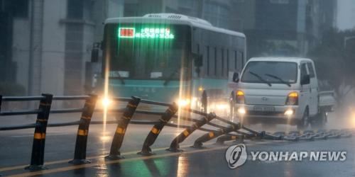 ����ͼ��8��23�գ���������һ����·����ָ������紵���ڵء���ͼƬ��Դ�������硣��