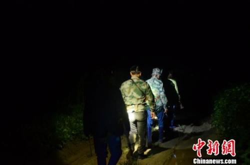 24���賿���㣬�������������޺Ӵ�һȺ����ŵų�Ͳ��ѥ��ͷ��ǿ��̽�յơ��ֳ����֣���ʼ������ͷ���Խ�֮·������ѧ�ꡡ��