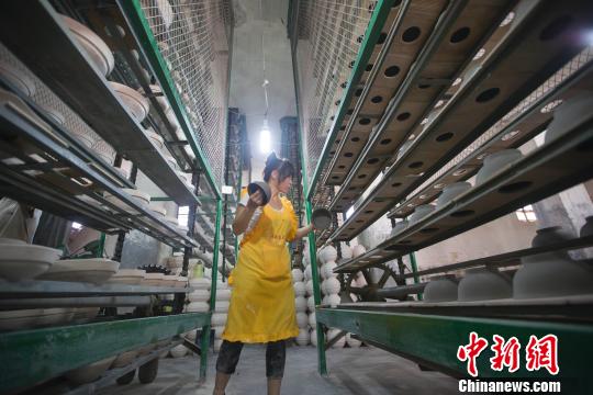 �����غ����������ǵ����ʢ�����մ����ң�����ϵ�մɡ��������ˣ��ƴ�������Ǩ�룬���ƾӺ����������������մ������ϼ���Ķ��ż��ա������� ��