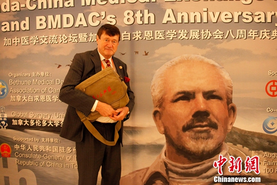 ͼΪ���ƶ��м�ҽѧ��������ν��Ķ�λҽѧר��֮һ�����׶౱Լ���ۺ�ҽԺ������ҽʦ������ҽԺ��������������(Nicholas Pairaudeau)�յ��й�ͬ�����͵�ӡ�С�Ϊ������������ķ���б��������� ��