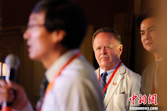 ͼΪ���ô�����ҽѧ��չЭ��᳤������(Lee E. Errett����)��Ϊ�ƶ��м�ҽѧ������ҽѧר�Ұ佱ʱ�������й�ͬ�з��ԡ����� ��